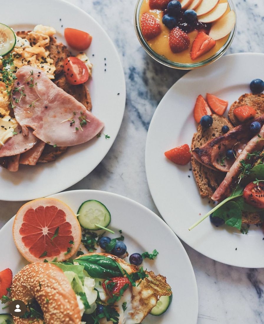 Frühstücksteller mit Bagel und Obst