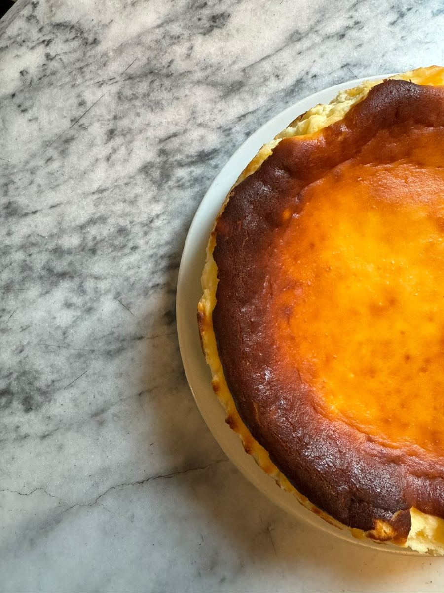 Basque Burnt Cheesecake auf Marmor