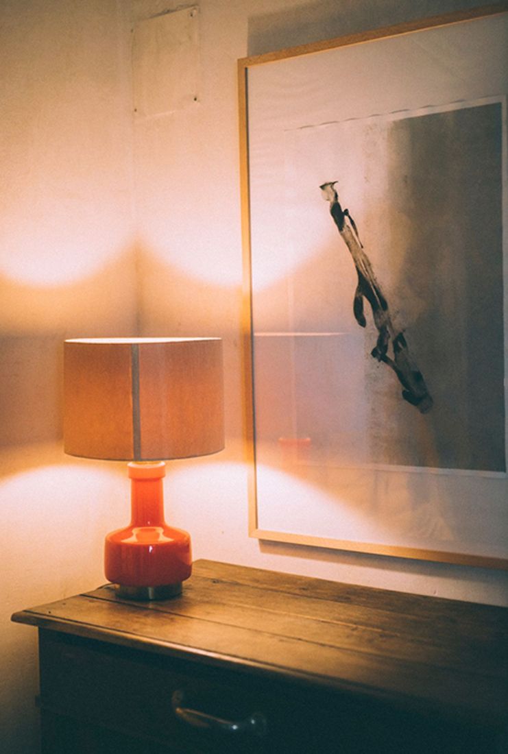 Orange Lampe vor einem Bild